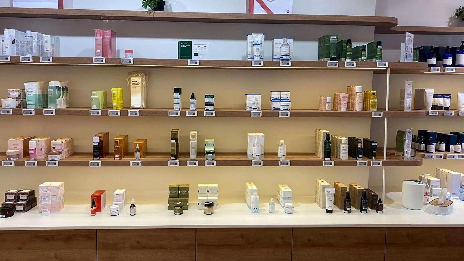 Instalación real de etiquetas electrónicas en perfumería y cosmética